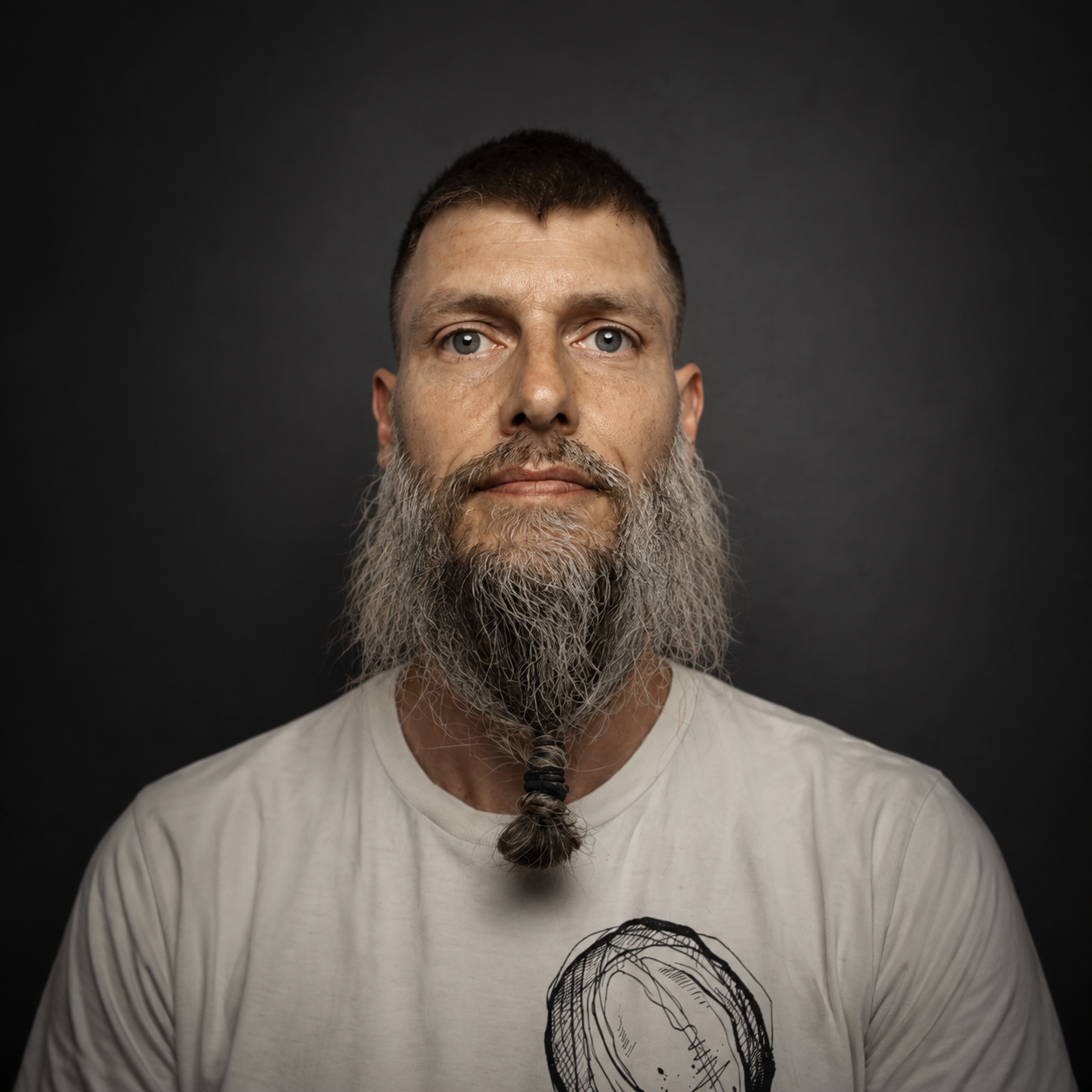 Jean Weil - portrait noir et blanc - développeur WordPress Shopify freelance Strasbourg